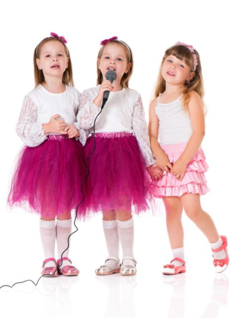 niños cantando en la fiesta
